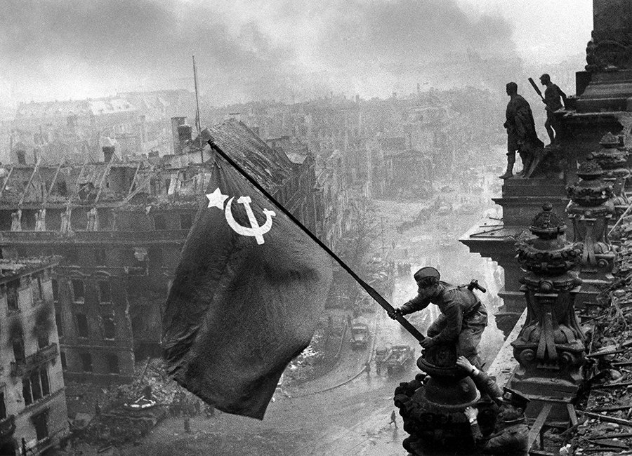 Famous Leica Photos The flag of victory